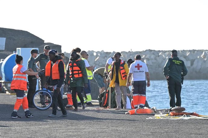 Archivo - Varios emigrantes son atendidos a su llegada al muelle de la Restinga, a 10 de enero de 2024, en El Hierro, Islas Canarias (España). La embarcacion de la Guardia Civil, Rio Guadiator, ha rescatado en aguas próximas a El Hierro a 52 inmigrantes