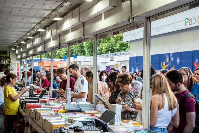 Ambiente durante la 83 edición de la Feria del Libro de Madrid, en el Parque del Retiro