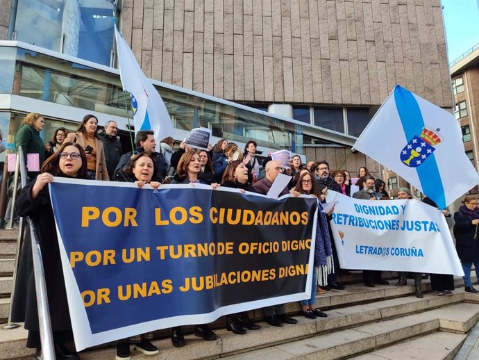 Archivo - Protesta de abogados y procuradores del turno de oficio