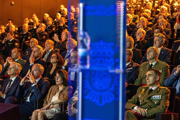 Azcón, junto a la Justicia Concepción Giménez, en el acto de homenaje a las víctimas del terrorismo en la Policía Nacinal