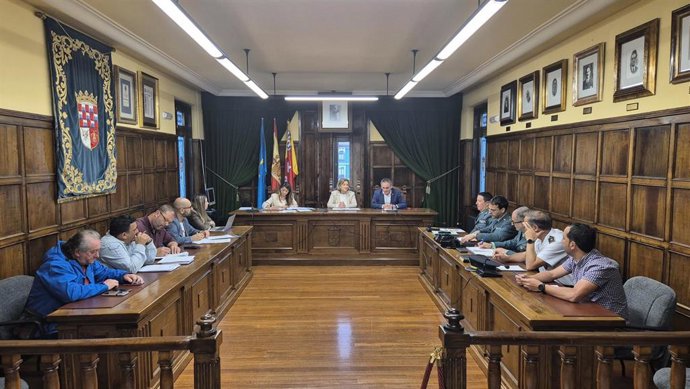 La delegada del Gobierno en Asturias, Delia Losa, y el alcalde de Nava, Juan Cañal, copresiden la junta local de seguridad del concejo