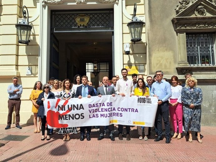 Minuto de silencio del delegado del Gobierno en Madrid, Francisco Martín, y miembros de la Delegación, en repulsa a la mujer asesinada por su pareja en Soto del Real.