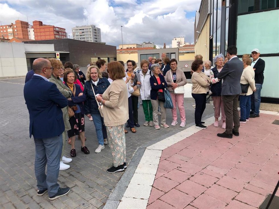 Concejales del Ayuntamiento de Valladolid junto a vecinos de Las Delicias, en la parcela del Centro de Vida Activa y el antiguo supermercado.