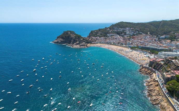 Archivo - Numerosas personas disfrutan de un día de playa en la Costa Brava