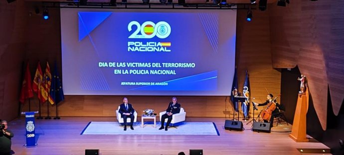 Fernando Beltrán, sentado a la izquierda, durante el acto de homenaje a las víctimas del teerrorismo en la Policía Nacional celebrado este jueves en Zaragoza