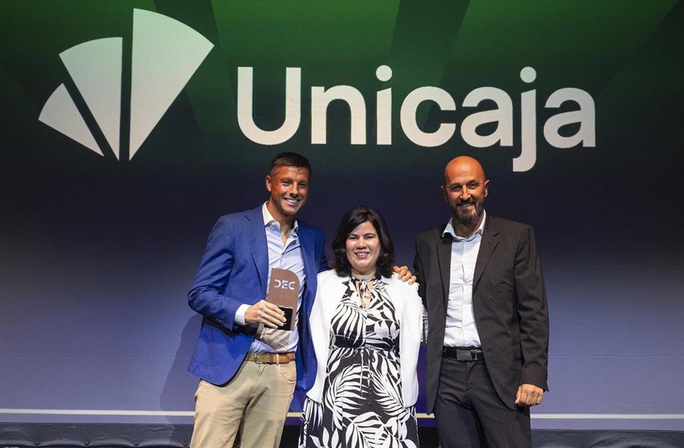 Unicaja recibe los Premios DEC en la categoría de Mejor proyecto de innovación para impulsar la experiencia de cliente, por su prototipo de innovación llamado MarÍA