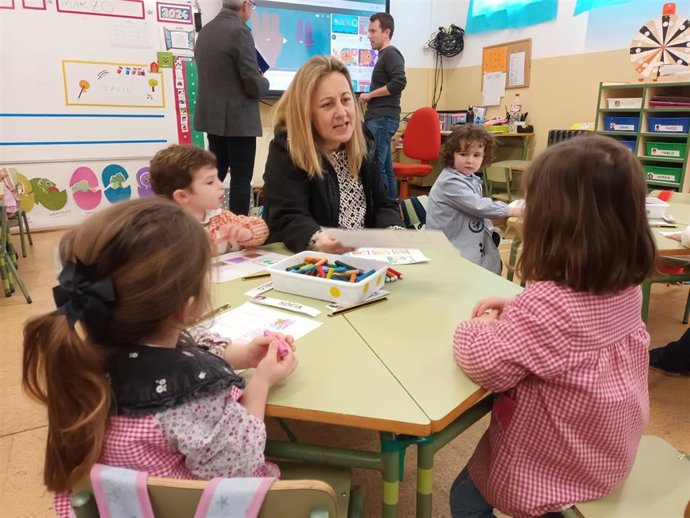 Archivo - La consejera de Educación, Lydia Espina, en la escuela infantil de Peñamellera.