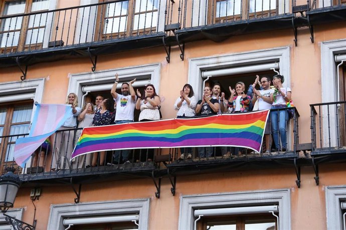 La bandera arcoiris luce ya en la Delegación del Gobierno de C-LM como símbolo del compromiso con el colectivo LGTBI+