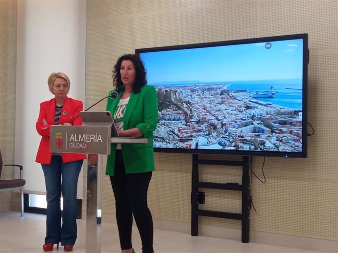 La concejal de Urbanismo, Eloísa Cabrera, y la alcaldesa de Almería, María del Mar Vázquez.