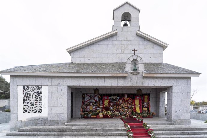 Archivo - El panteón de la familia Franco, engalanado con flores y banderas de España