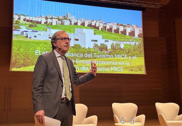 El director general de Turismo, Ángel González, interviene en el I Encuentro MICE Castilla y León, organizado por la Consejería de Cultura, Turismo y Deporte en el Centro Cultural Miguel Delibes de Valladolid.