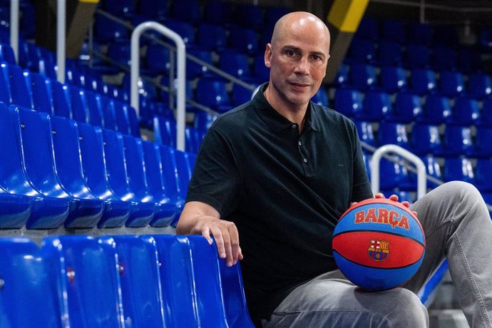 El nuevo entrenador del Barça de baloncesto, Joan Peñarroya, en el Palau Blaugrana