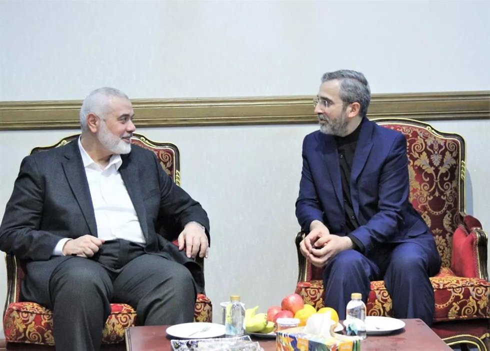 El jefe del brazo político de Hamás, Ismail Haniye, y el ministro interino de Asuntos Exteriores de Irán, Ali Bagheri Kani.