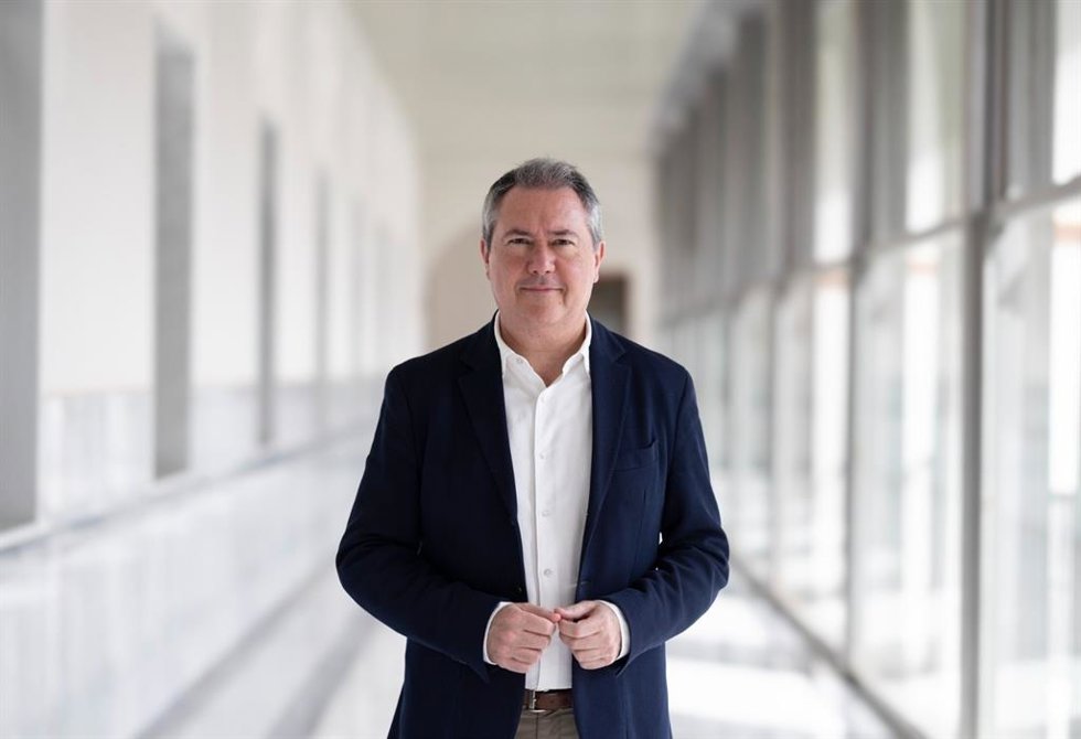 El secretario general del PSOE-A, Juan Espadas, en los pasillos del Parlamento de Andalucía.