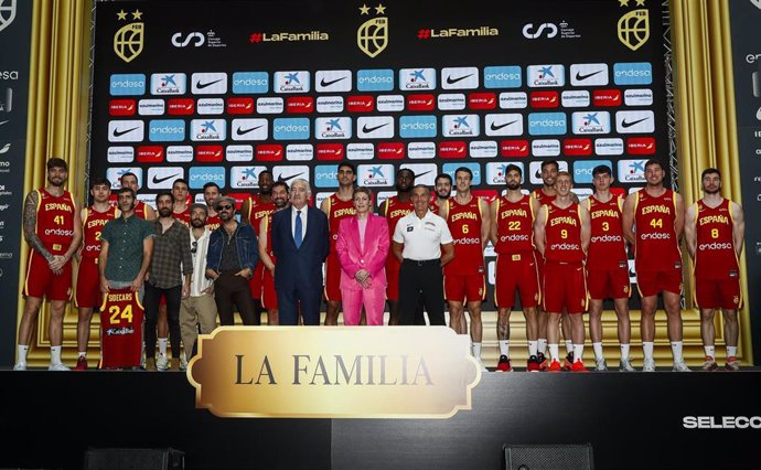 Foto de familia tras la presentación de la selección masculina de baloncesto para el Preolímpico de Valencia