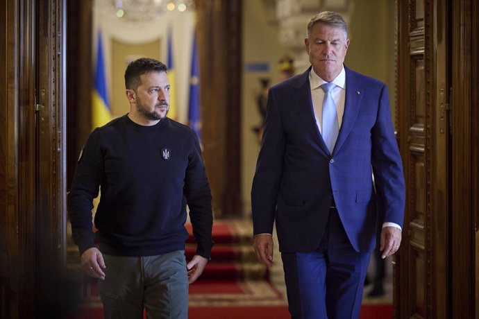 Archivo - October 10, 2023, Bucharest, Romania: Romanian President Klaus Iohannis, right, escorts Ukrainian President Volodymyr Zelenskyy, left, on arrival for bilateral discussions at the Cotroceni presidential palace, October 10, 2023 in Bucharest, Roma