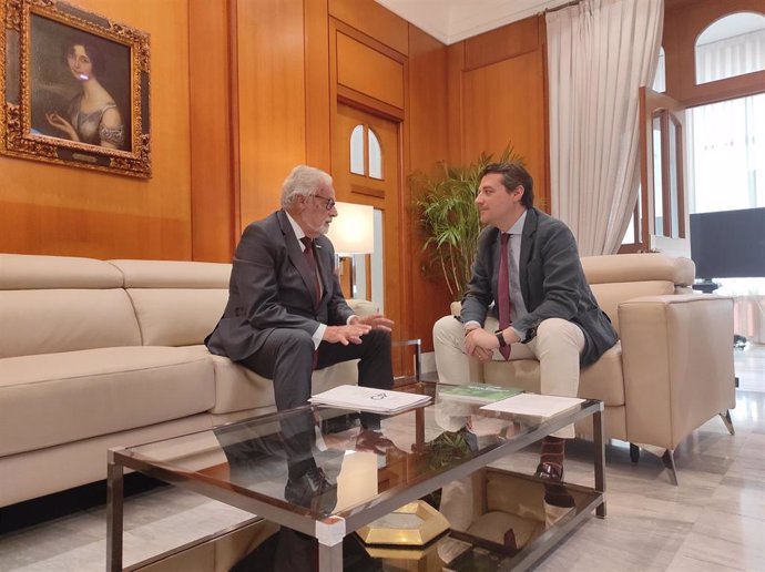 El Defensor del Pueblo Andaluz, Jesús Maeztu, con el alcalde de Córdoba, José María Bellido.