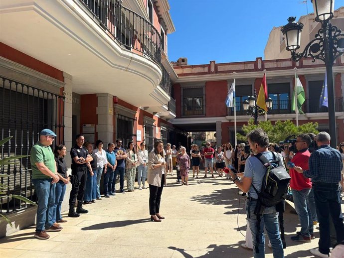 Concentración convocada por el Ayuntamiento de Gualchos-Castell de Ferro contra la violencia machista