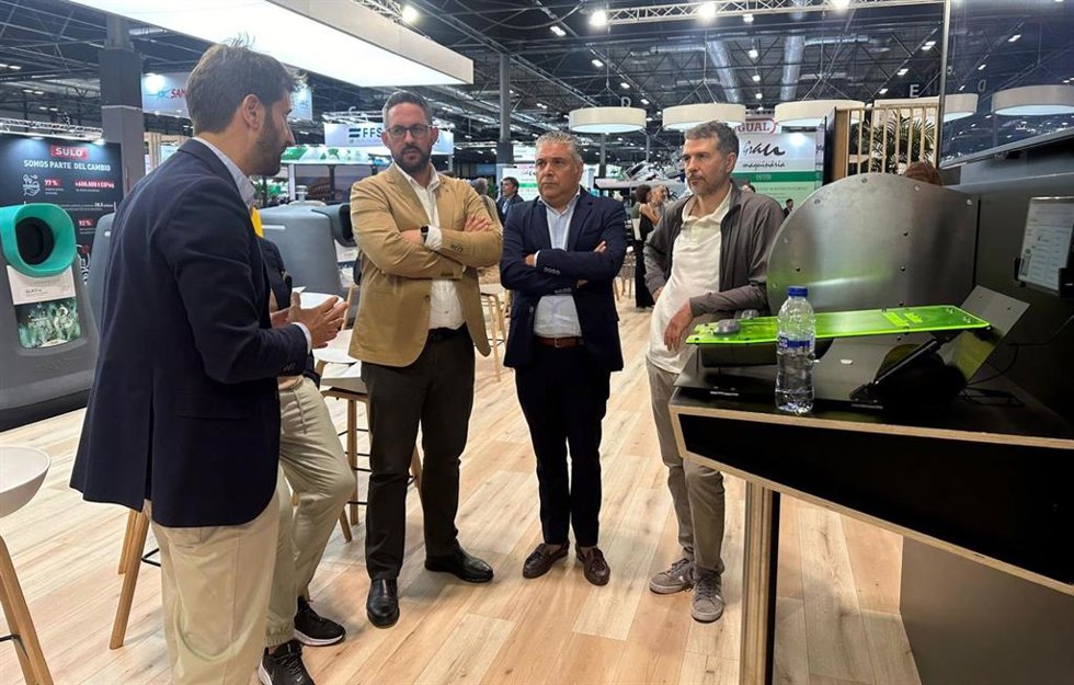 El diputado provincial de Agua de la Diputación de Granada, Antonio Mancilla, tercero por la derecha en la imagen, en la la 21 Feria Internacional del Urbanismo y el Medio Ambiente
