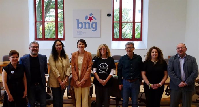 La portavoz nacional del BNG, Ana Pontón, con representantes de Marea Negra y el sindicato Venia