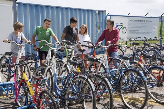 Archivo - El alcalde de Camargo, Diego Movellán, en las instalaciones del servicio de préstamos gratuito de bicicletas de Punta Parayas