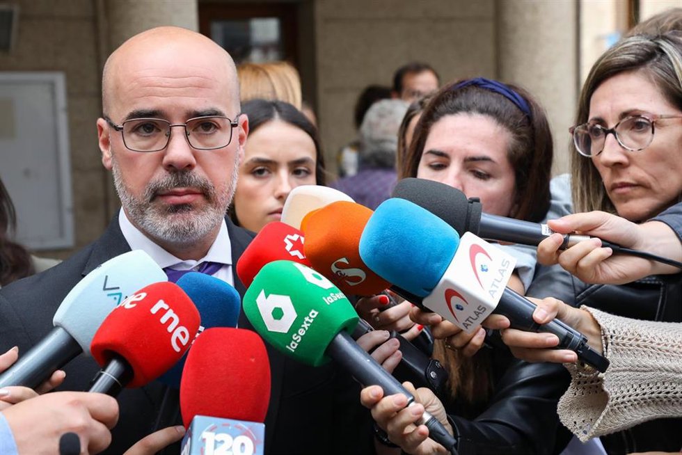 El delegado del Gobierno, Francisco Martín, atiende a los medios de comunicación tras los cinco minutos de silencio convocados tras el hallazgo de dos cadáveres en la localidad, en el Ayuntamiento de Soto del Real, a 19 de junio de 2024, en Soto del Rea