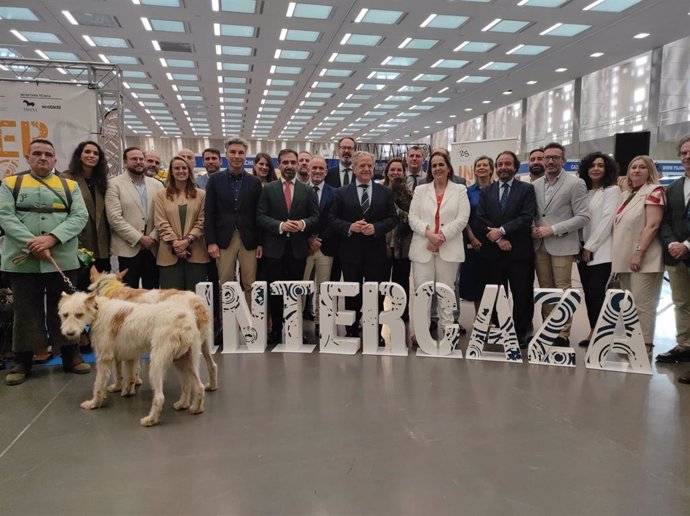 El presidente de la Diputación de Córdoba, Salvador Fuentes (centro), en la inauguración de Intercaza.