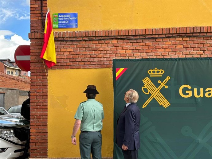 Momento en el que se descubre la placa con la calle que lleva el nombre del GRS de la Guardia Civil.
