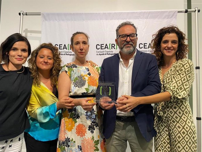 En el marco de la presentación del informe, CEAR ha hecho entrega del IX Premio Solidaridad con las Personas Refugiadas a Onda Guillena Radio.