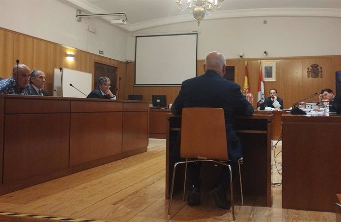 Centeno, de espaldas,reconoce que las obras de 'Meseta Ski' estaban al 99% antes de que se aprobara el texto refundido.