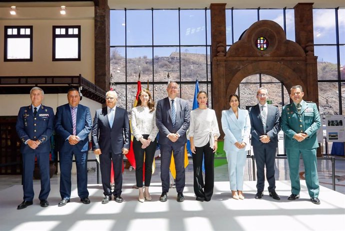 Foto de familia con motivo del acto conmemorativo del 25 aniversario del Aeropuerto de La Gomera