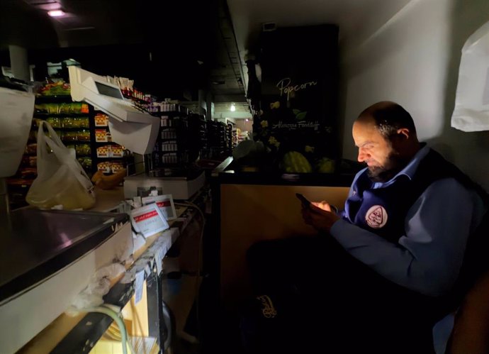 Un empleado de un supermercado en Kuwait durante un corte del suministro eléctrico a causa del aumento de la demanda por las altas temperaturas (archivo)