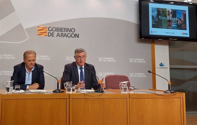 El director general de Turismo, Jorge Moncada, y el consejero de Medio Ambiente y Turismo del Gobierno de Aragón, Manuel Blasco.