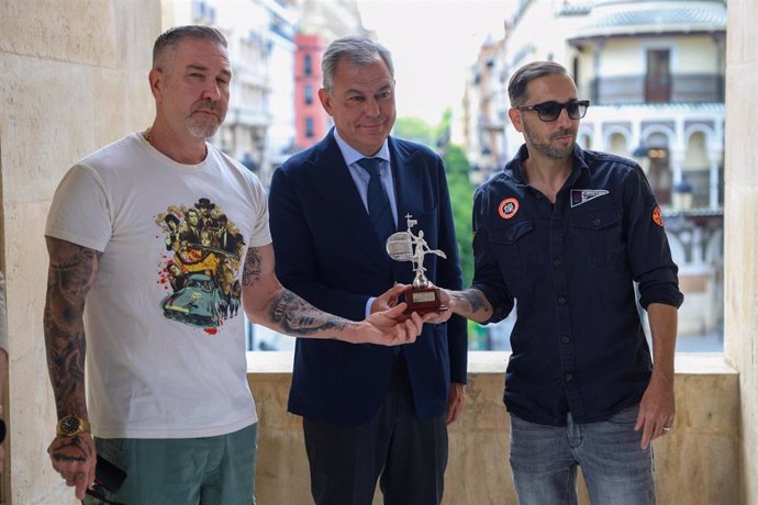 El alcalde de Sevilla, José Luis Sanz, recibe a SFDK por su 30 aniversario como embajadores de la ciudad.