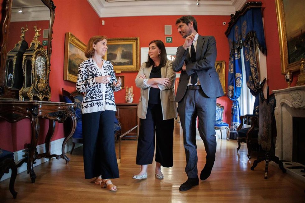 El ministro de Cultura, Ernest Urtasun, durante la visita a la exposición Cien años contigo, en el Museo Nacional del Romanticismo