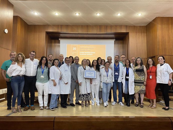 Equipo de Neurología del Hospital de La Candelaria al recibir el sello de calidad en la atención a pacientes con esclerosis múltiple
