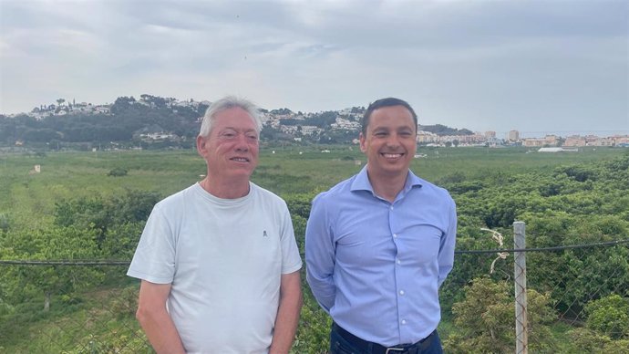 El presidente de la Denominación de Origen Protegida de la Chirimoya, Antonio Rodríguez, y el concejal de Agricultura de Almuñécar, Carlos Ferrón