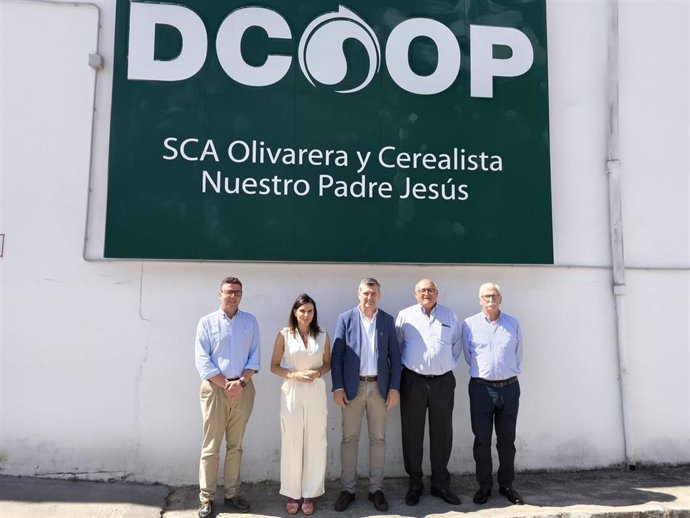 El delegado de Agricultura, Pesca, Agua y Desarrollo Rural de la Junta, Francisco Acosta (centro), visita la cooperativa olivarera y cerealista Nuestro Padre Jesús en La Rambla.