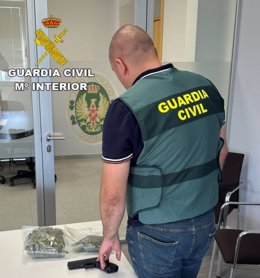 Detenidos dos vecinos de Vilagarcía tras huir de la Guardia Civil en un coche, en el que llevaban dos bolsas con marihuana