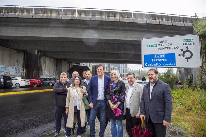 El secretario xeral del PSdeG, José Ramón Gómez Besteiro, junto a cargos socialistas en Carballo (A Coruña)