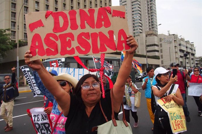 Archivo - Manifestación en Lima contra la presidenta peruana, Dina Boluarte.