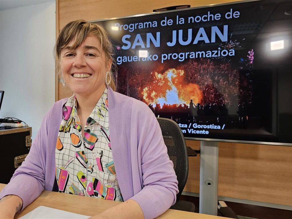 La concejal de Cultura de Barakaldo, Nerea Cantero, presenta las actividades por San Juan en sus barrios.