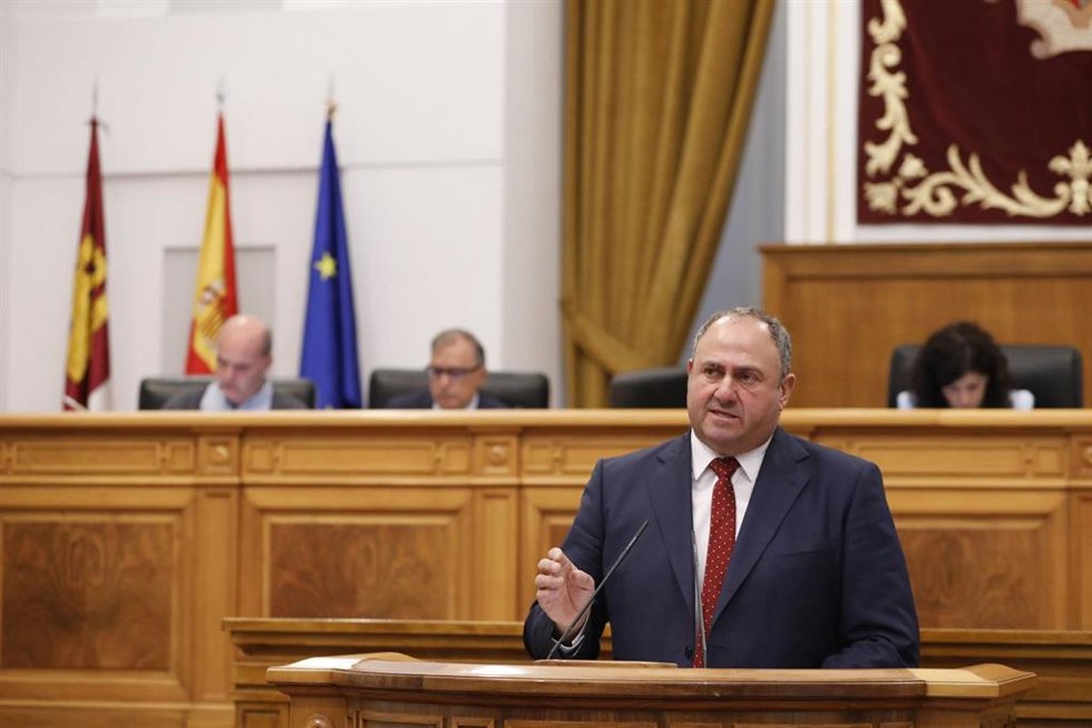 El consejero de Agricultura de Castilla-La Mancha, Julián Martínez Lizán, en el pleno de las Cortes.
