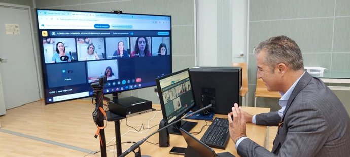 El director general de Empresa, Autónomos y Comercio, José Antonio Caldés, en la reunión.