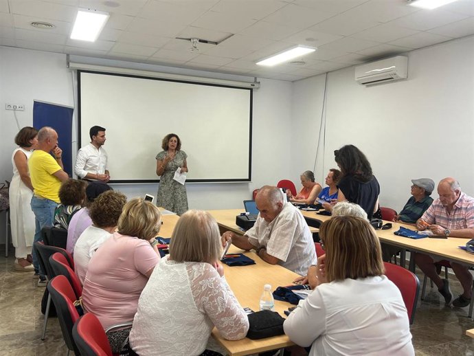 Diputación de Málaga y Asociación de la Prensa llevan su proyecto de alfabetización mediática a mayores de la provincia malagueña.