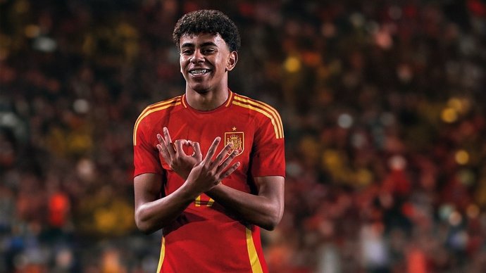 El internacional español Lamine Yamal con la primera equipación de la selección española en la Eurocopa de fútbol de Alemania de 2024.