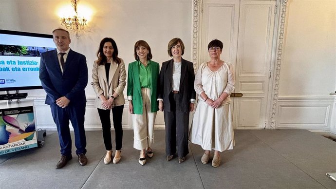 La portavoz de la Diputación de Gipuzkoa, Irune Berasaluze, junto a la rectora de la UPV/EHu, Eva Ferreira, en los cursos de verano de la UPV/EHU