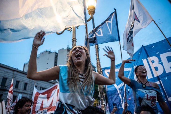 Archivo - Manifestantes durante una protestas contra la ley ‘Ómnibus' en Buenos Aires 