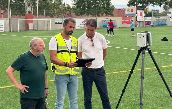 El gerente del IME, Miquel ngel Bennsar, en las mediciones del campo de Son Cladera.