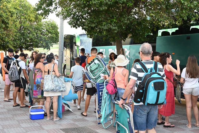 Archivo - El Ayuntamiento de Tomares (Sevilla) vuelve a poner en marcha 'Jueves a la playa'.